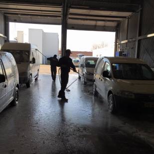 schoonmaak bedrijfswagen spuit
